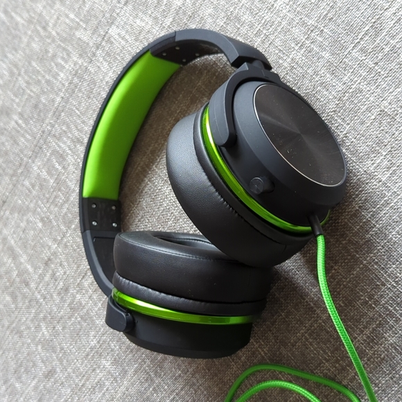 Neon green gaming headphones with mic and jack wire.  Adjustable and recratrable - Picture 2 of 6